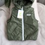 Ciepła pikowana kamizelka z kapturem i elementami odblaskowymi „Khaki” (Plamka PL)